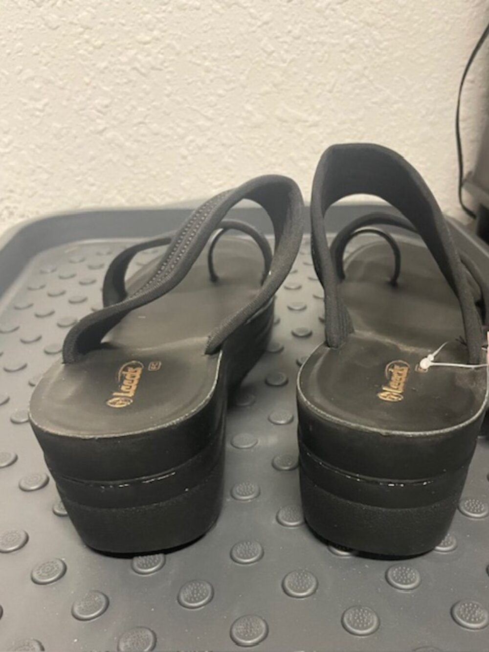 Wedge sandal -Dual-strap slide with a secure, stylish toe-loop - Picture 4 of 7